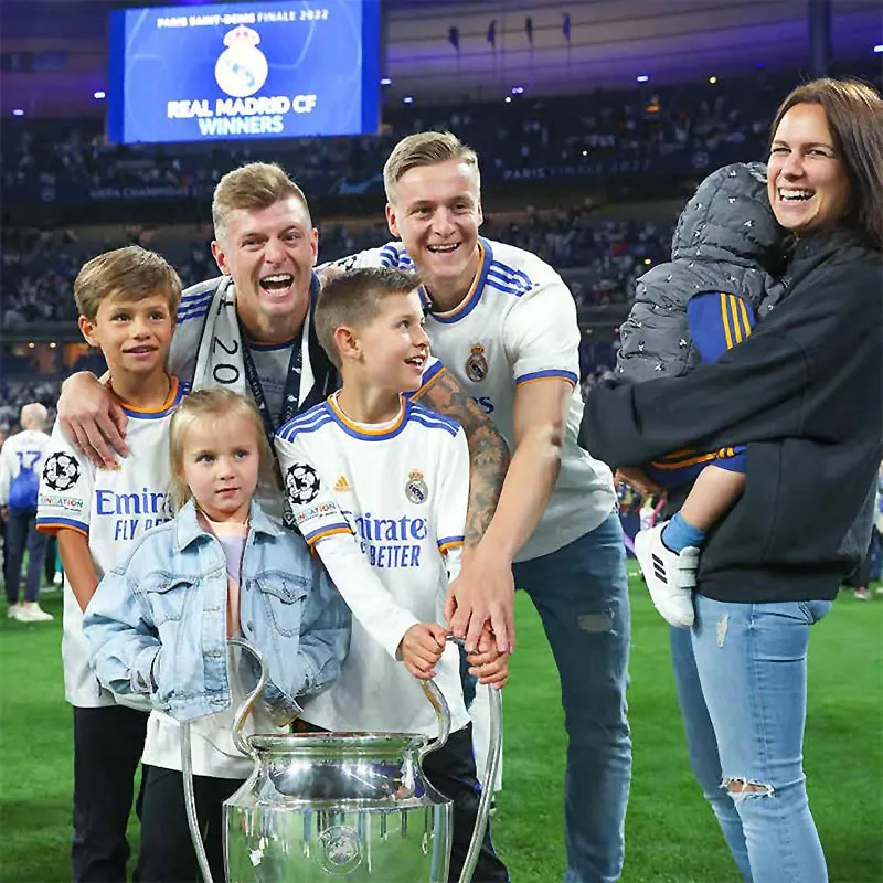 Foto: Getty Images – Familie Kroos mit CL-Pokal nach dem Finale
